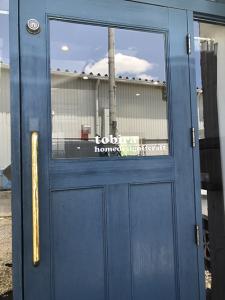 アンティークな扉に会社名