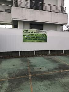 幹線道路からでも認識可能な看板